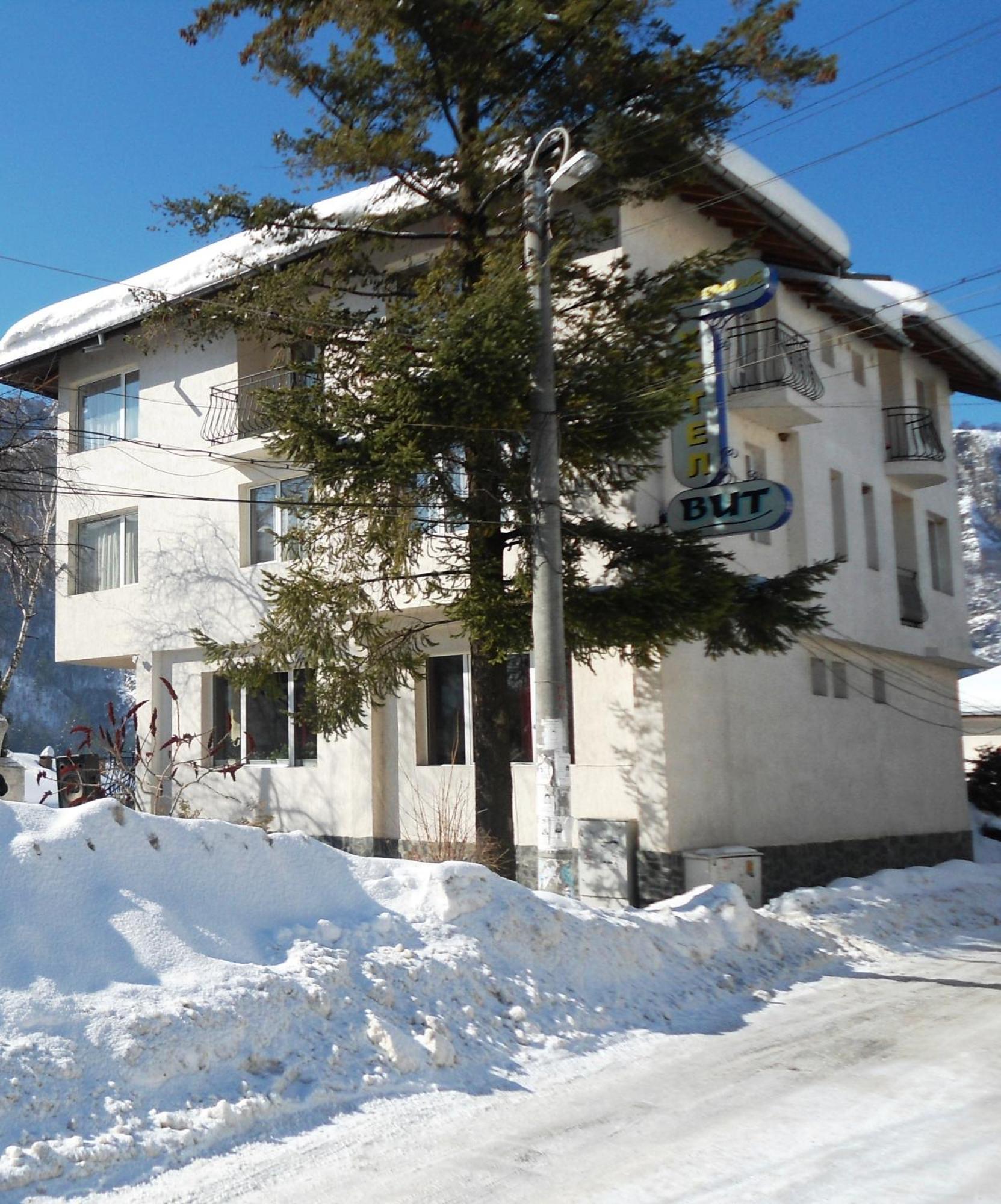 Семеен Хотел Вит Hotel Teteven Exterior photo