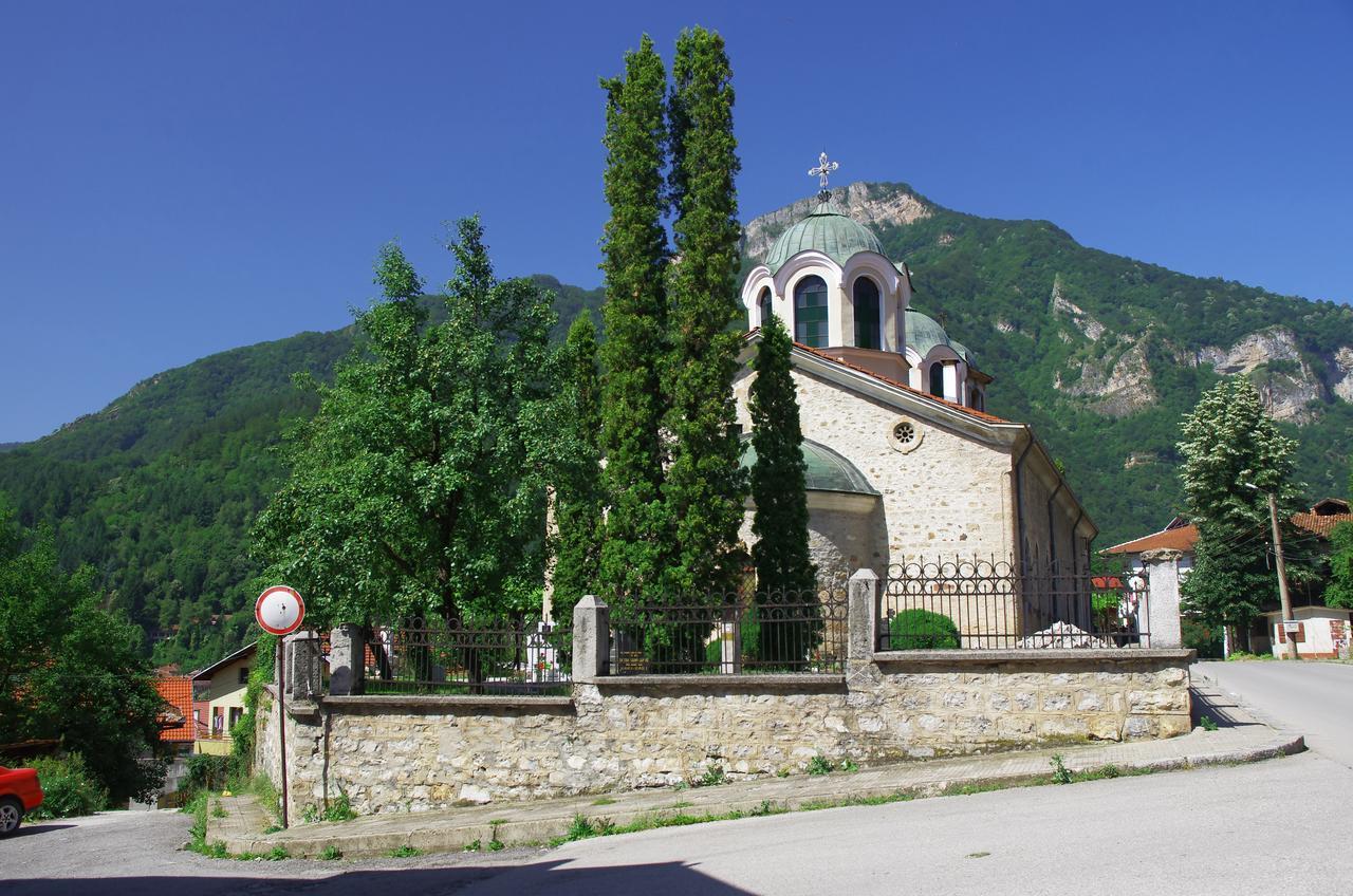 Семеен Хотел Вит Hotel Teteven Exterior photo