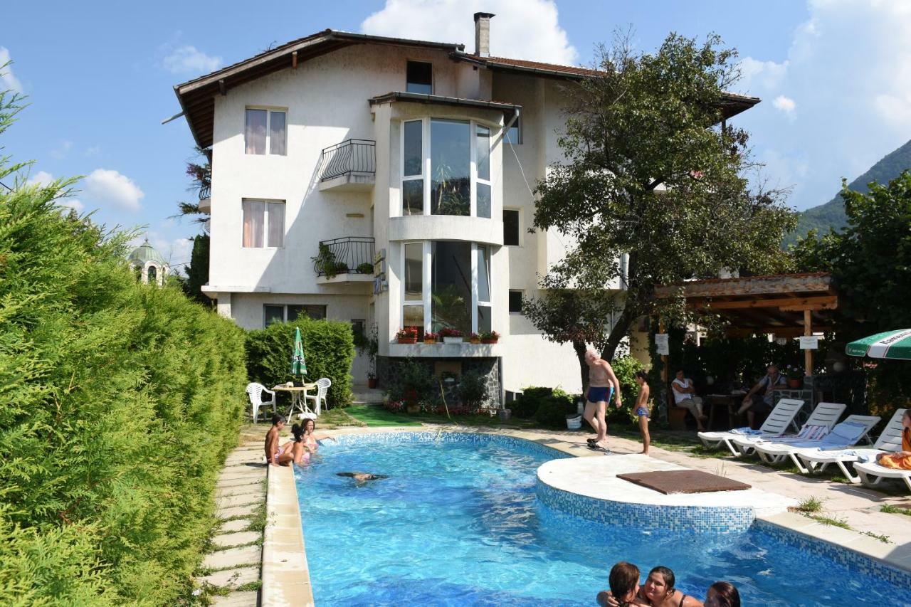 Семеен Хотел Вит Teteven Exterior photo